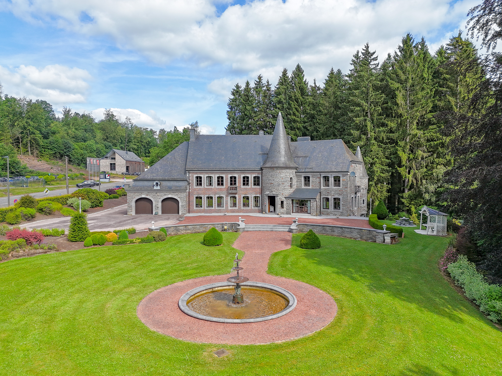Luftaufnahme des Manoir und seines Brunnens